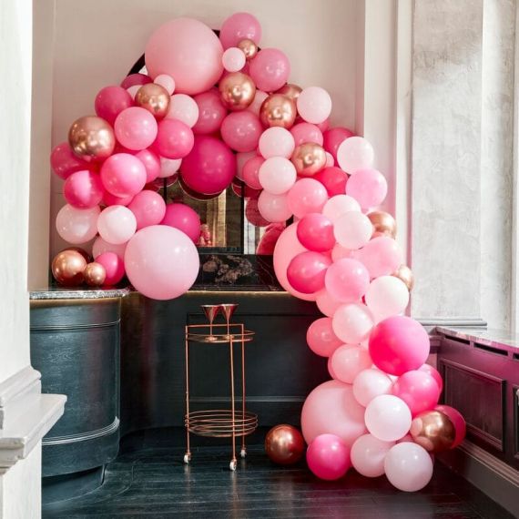 Arche de ballon rose : 70 ballons + rosaces et boules alvéolées