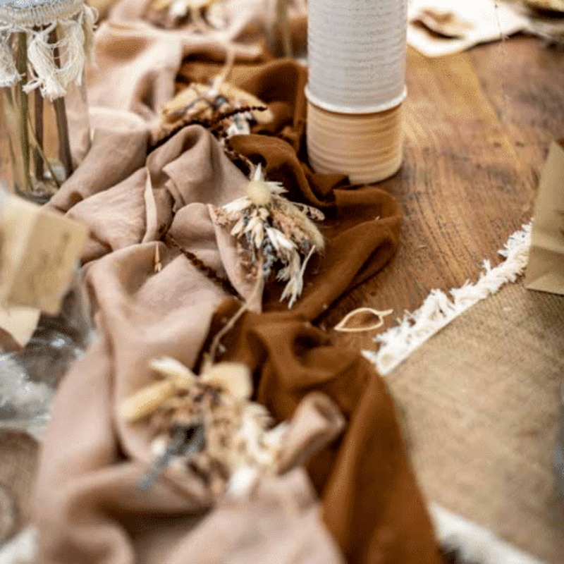 Chemin de table en gaze coton bleu ciel - MODERN CONFETTI