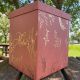 Urne terracotta embosse or