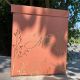 Urne terracotta embosse or