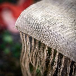 Chemin de table en toile de jute à franges