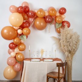 Arche de ballons terracotta avec pampas et palmiers