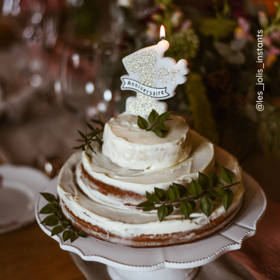 Gâteau D'anniversaire De 1 An Avec Bougies Allumées Et Bannière D' anniversaire De Confettis