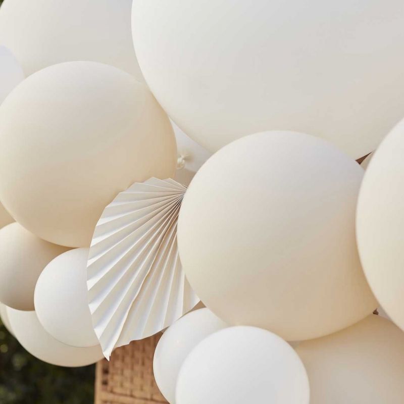 Arche de ballons crème, nude et blanc avec palmiers - MODERN CONFETTI