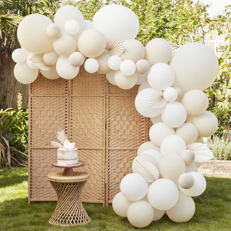 Arche de ballons crème, nude et blanc avec palmiers - MODERN CONFETTI