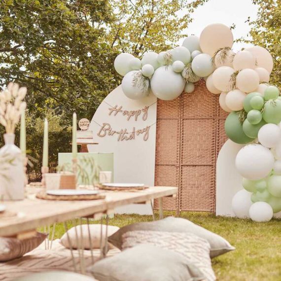 Kit arche de ballons vert sauge, nude et blanc