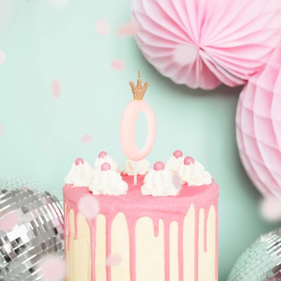 de fête rose gâteau avec bougies pour une les filles anniversaire