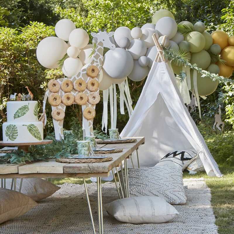 Décorations De Ballons D'animaux De Fête De La Jungle Fête D'anniversaire  De L'enfant Avec Des Ballons Colorés Près Du Mur Blanc