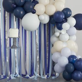 Kit arche de ballons bleu marine, bleu clair et rideau à franges