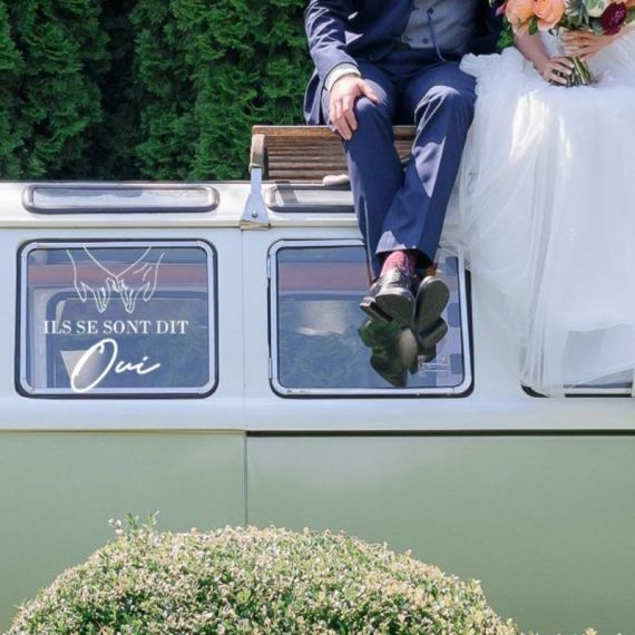 Sticker voiture mariage "ils se sont dit oui" avec mains en filaire